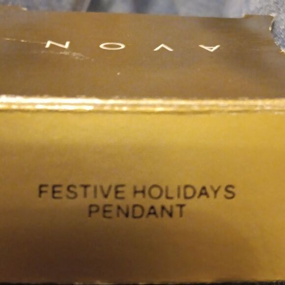 Vintage AVON Christmas Pendant - Picture 5 of 10